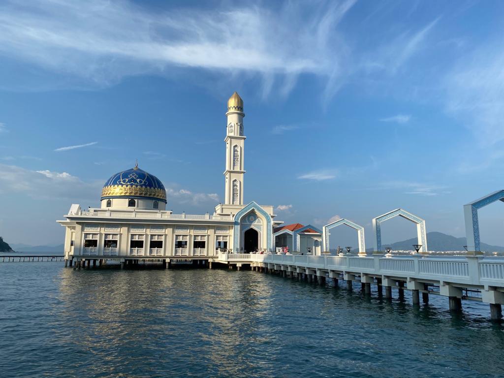 Masjid terapung Perak yang dibina pada 2016, dihiasi 1,000 selawat dan seni bina Islam Turki–Perak, mencipta ruang ibadah yang mendamaikan.
