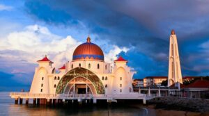 Masjid ikonik menghadap Selat Melaka, siap pada 2006, menggabungkan seni bina Melayu-Islam moden dan pengalaman solat berlatar laut terbuka.
