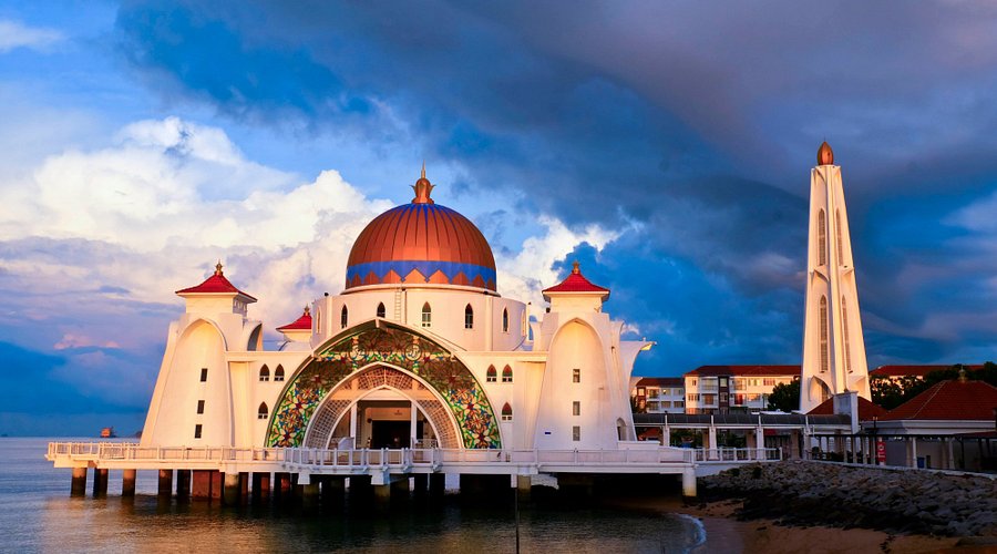 Masjid ikonik menghadap Selat Melaka, siap pada 2006, menggabungkan seni bina Melayu-Islam moden dan pengalaman solat berlatar laut terbuka.