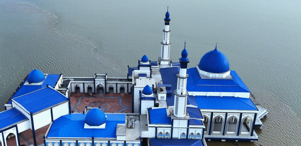 Binaan Masjid Tuminah Hamidi di atas laut dari bahagian atas diambil oleh drone nusantara carpet.
