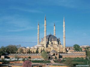 Selimiye Mosque adalah puncak seni bina Mimar Sinan. Temui rahsia kubah gergasi dan motif karpet tulip yang eksklusif di Edirne.