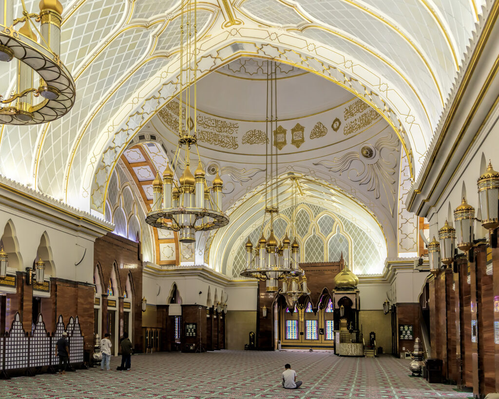 Kenali Masjid Omar 'Ali Saifuddien, tanda Brunei yang megah dengan kubah emas tulen dan kemewahan karpet masjid buatan tangan dari Eropah.