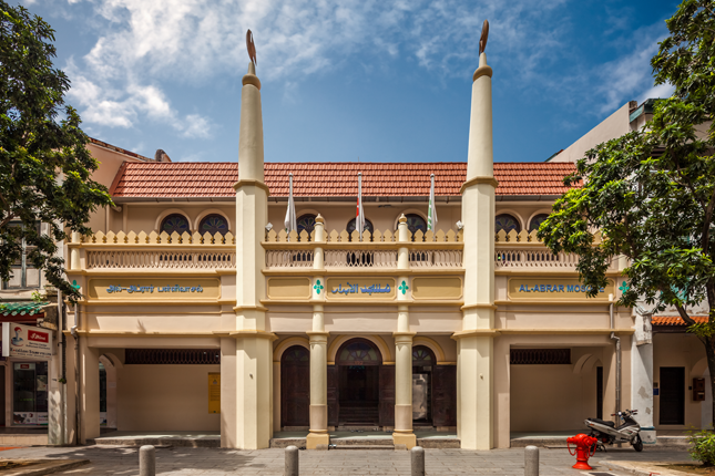Masjid Al-Abrar adalah monumen sejarah di Telok Ayer. Lihat seni bina Neoklasikal dan suasana solat yang tenang di sini.