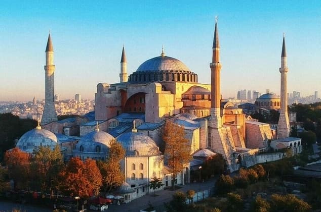 Alami keajaiban Hagia Sophia. Ketahui sejarah transformasi dan info karpet masjid turquoise yang ikonik di ruang solatnya.